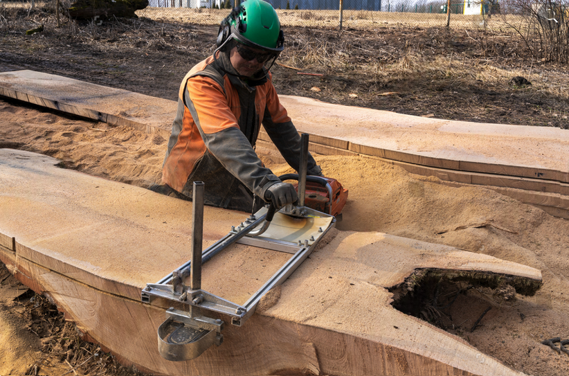Portable chainsaw with rotating cutting chain and guide bar for wood cutting in arboriculture and timber work.